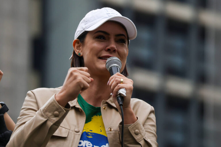 Michelle defende Bolsonaro como única opção para 2026