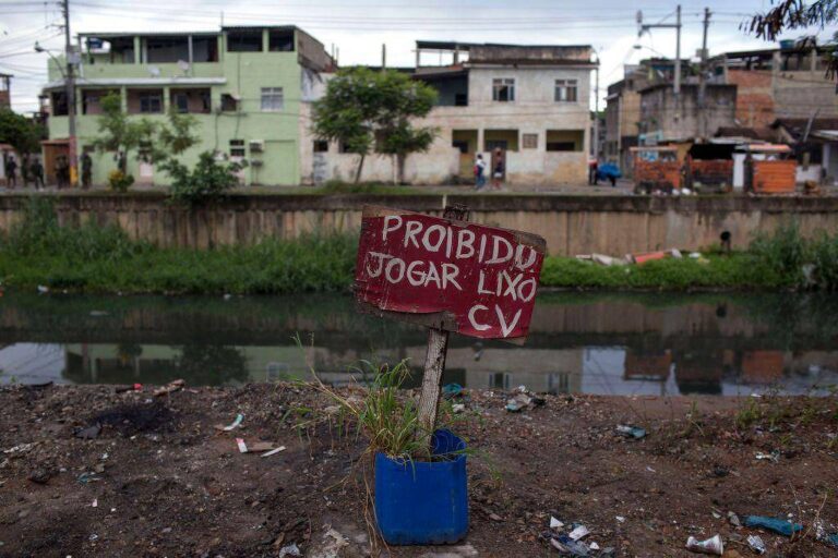A dura realidade sob o Comando Vermelho no Rio