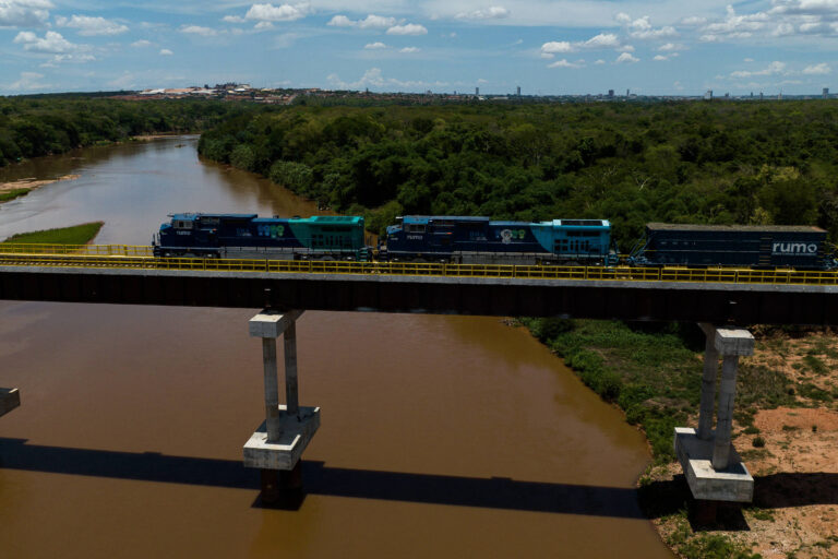 Ferrovia estadual promete revolucionar o transporte de grãos de MT para Santos