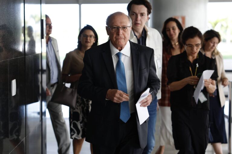 Aumento do tarifaço gera preocupações sobre o déficit comercial com os EUA