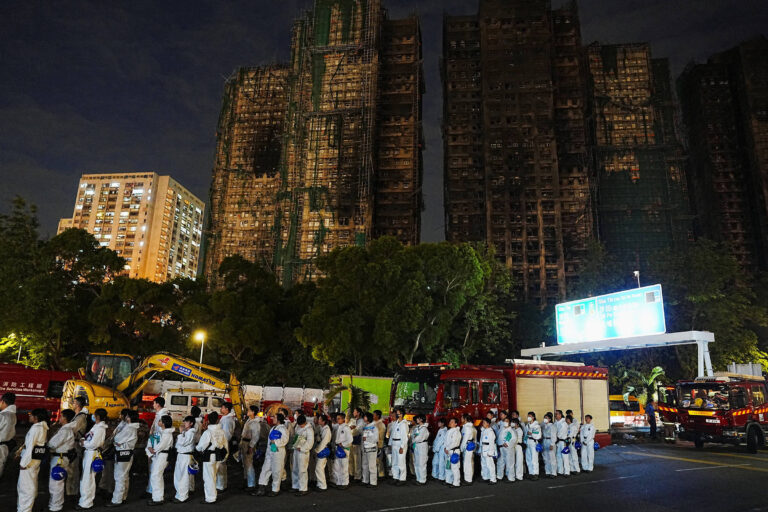 China inicia inspeção de segurança em prédios após incêndio trágico em Hong Kong