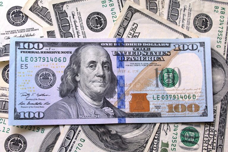 Dólar hoje: alta após queda com foco nos dados de inflação dos EUA