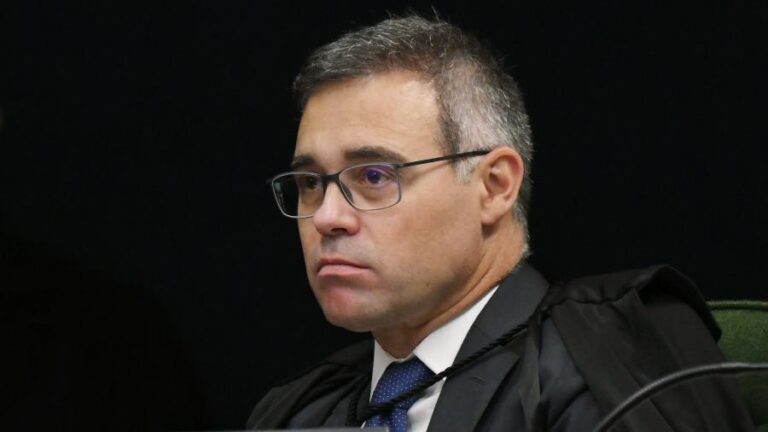 Mendonça exige explicações de Lula sobre indicação de mulher negra ao STF