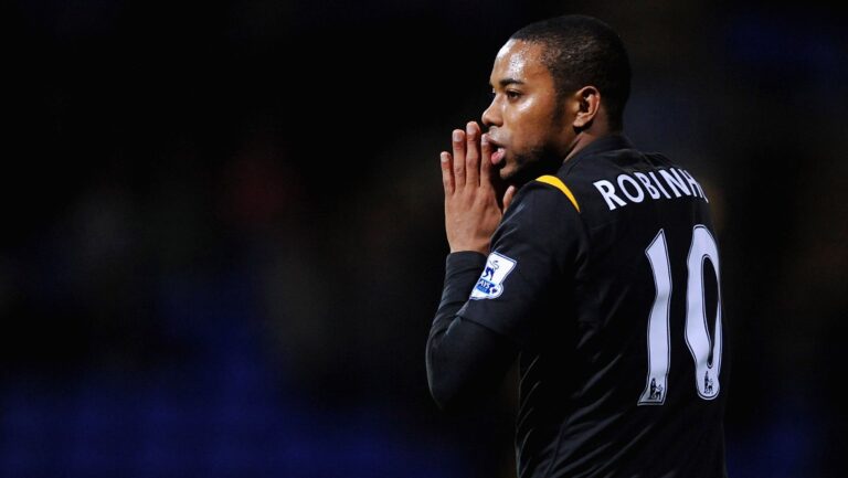 Robinho treina time de futebol de presos em Tremembé