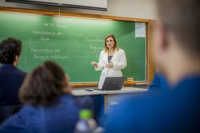 Uem anuncia concurso com 73 vagas para professores em 2026