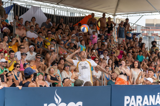 Desafio do vôlei mobiliza campeões olímpicos e torcedores na Arena de Caiobá