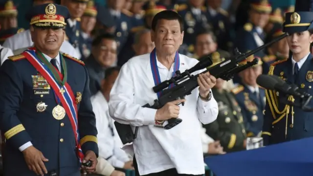 Ex-presidente das Filipinas é preso por crimes contra a humanidade