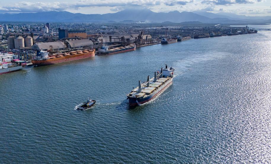 Porto de Paranaguá celebra 90 anos com eventos especiais e visitação a navio da Marinha