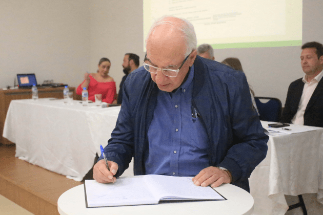 Prefeito de Castro sanciona auxílio de R$ 450 para Servidores