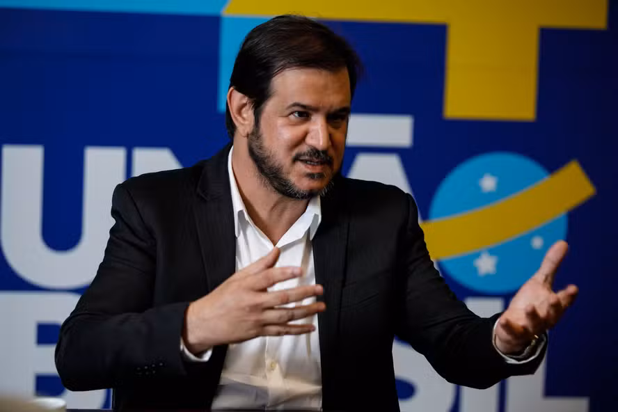 Presidente do União Brasil não comparece ao evento de Caiado