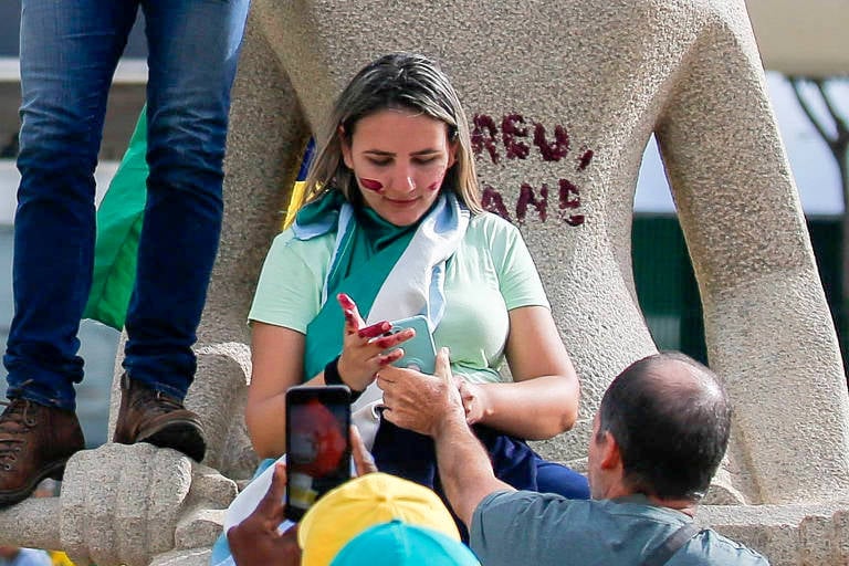STF forma maioria para condenar Débora, que pichou estátua