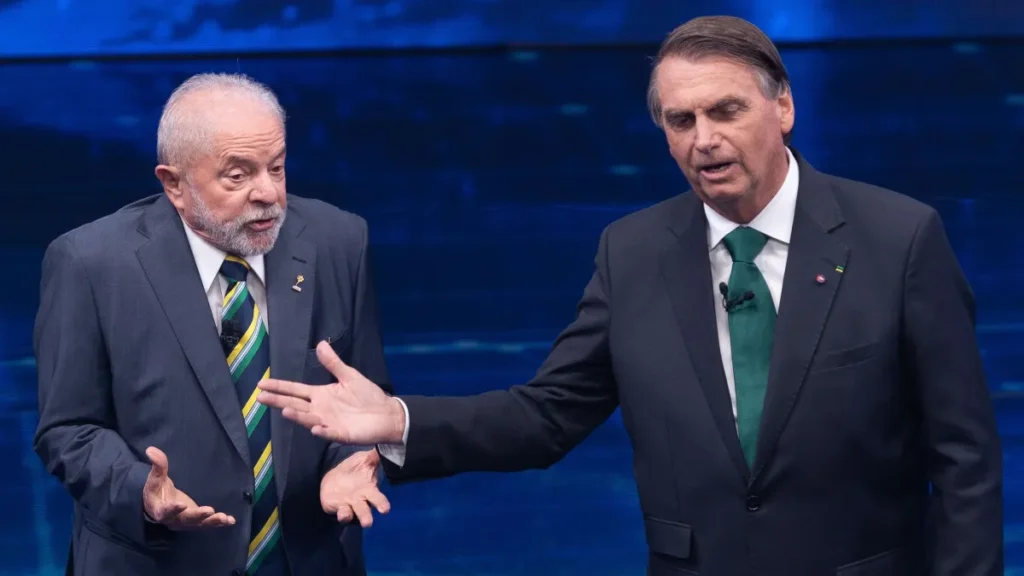 Lula e Bolsonaro durante debate de 2022