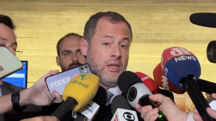 Citação de Bolsonaro em UTI vai contra a lei, diz advogado