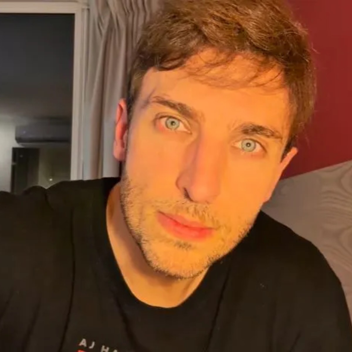 Humorista Léo Lins é condenado a mais de 8 anos de prisão por piadas em show de stand-up