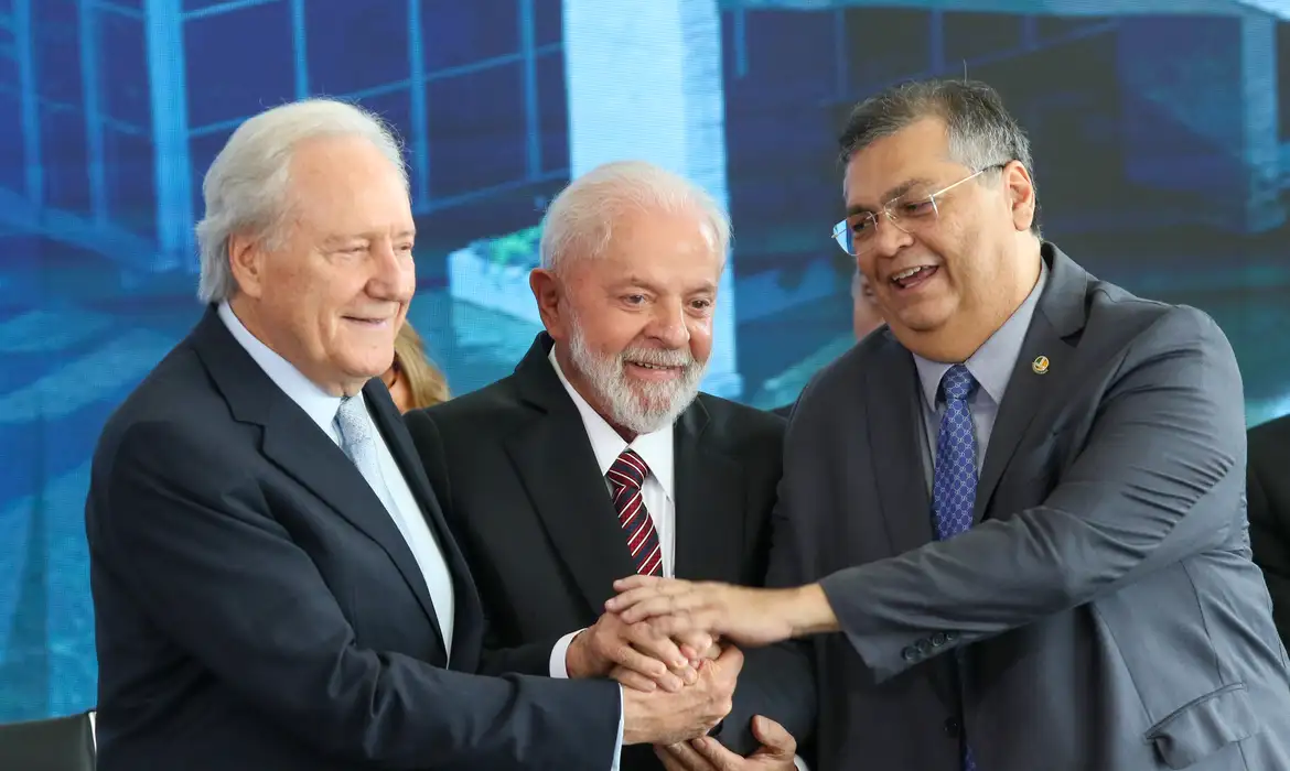 Lula lamenta atuação do Congresso e diz que só consegue governar com o STF