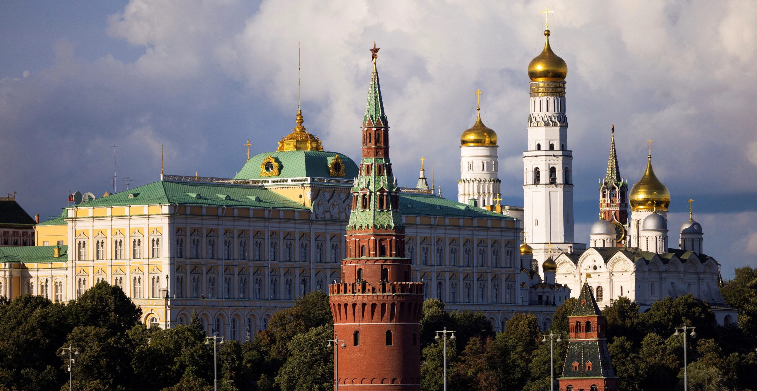 Kremlin Minimiza Expectativas de Paz: Encontro Putin-Zelensky Só ao Final de Negociações