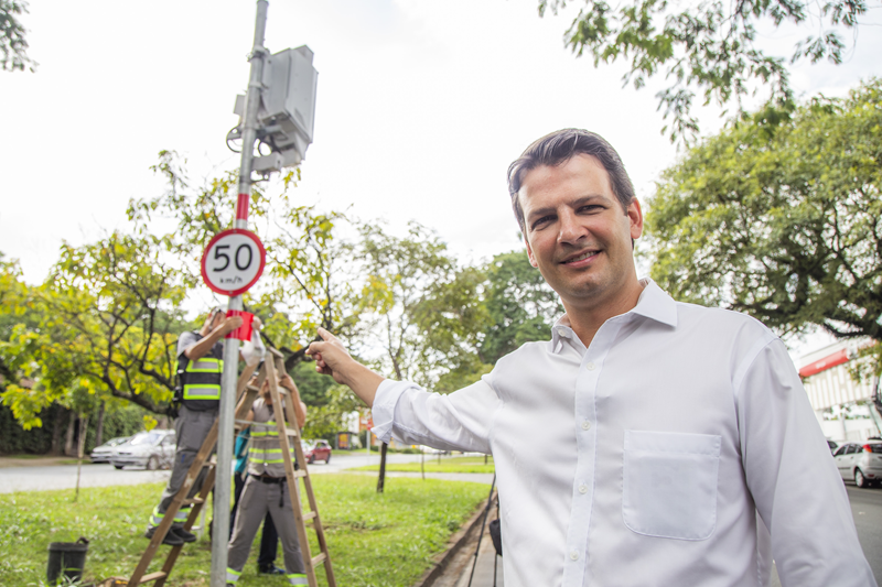 EDITORIAL: Pimentel freia a indústria da multa e muda a lógica dos radares em Curitiba