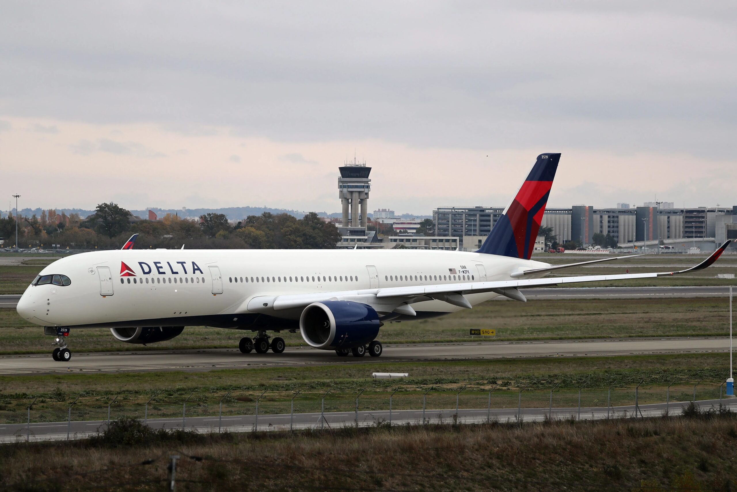 Turbulência Severa Fere 25 e Força Pouso de Emergência de Voo da Delta nos EUA