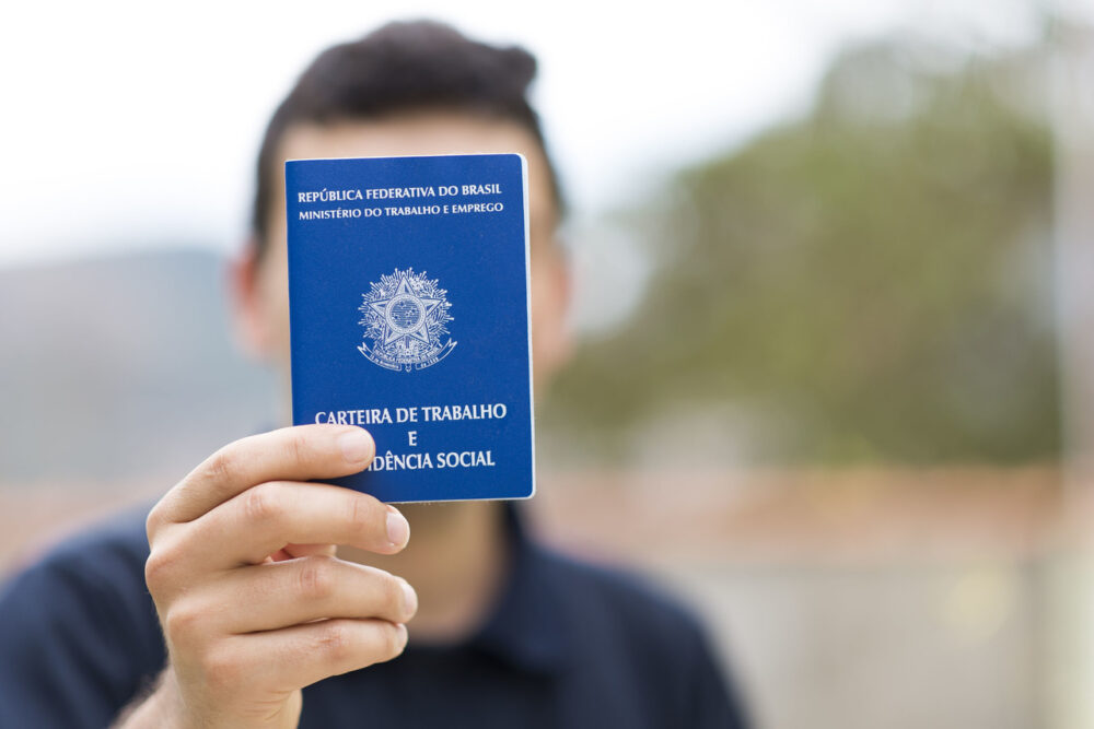 Desemprego no Brasil Atinge Mínima Histórica em 5,8%, Impulsionado por Aumento na Formalização e Renda