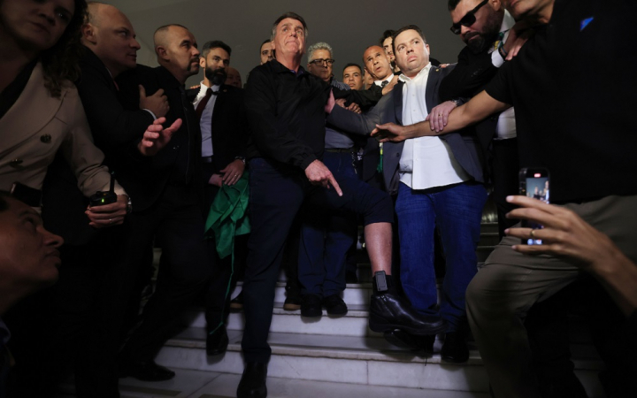 Moraes dá 24h para defesa explicar entrevista de Bolsonaro e ameaça prender ex-presidente