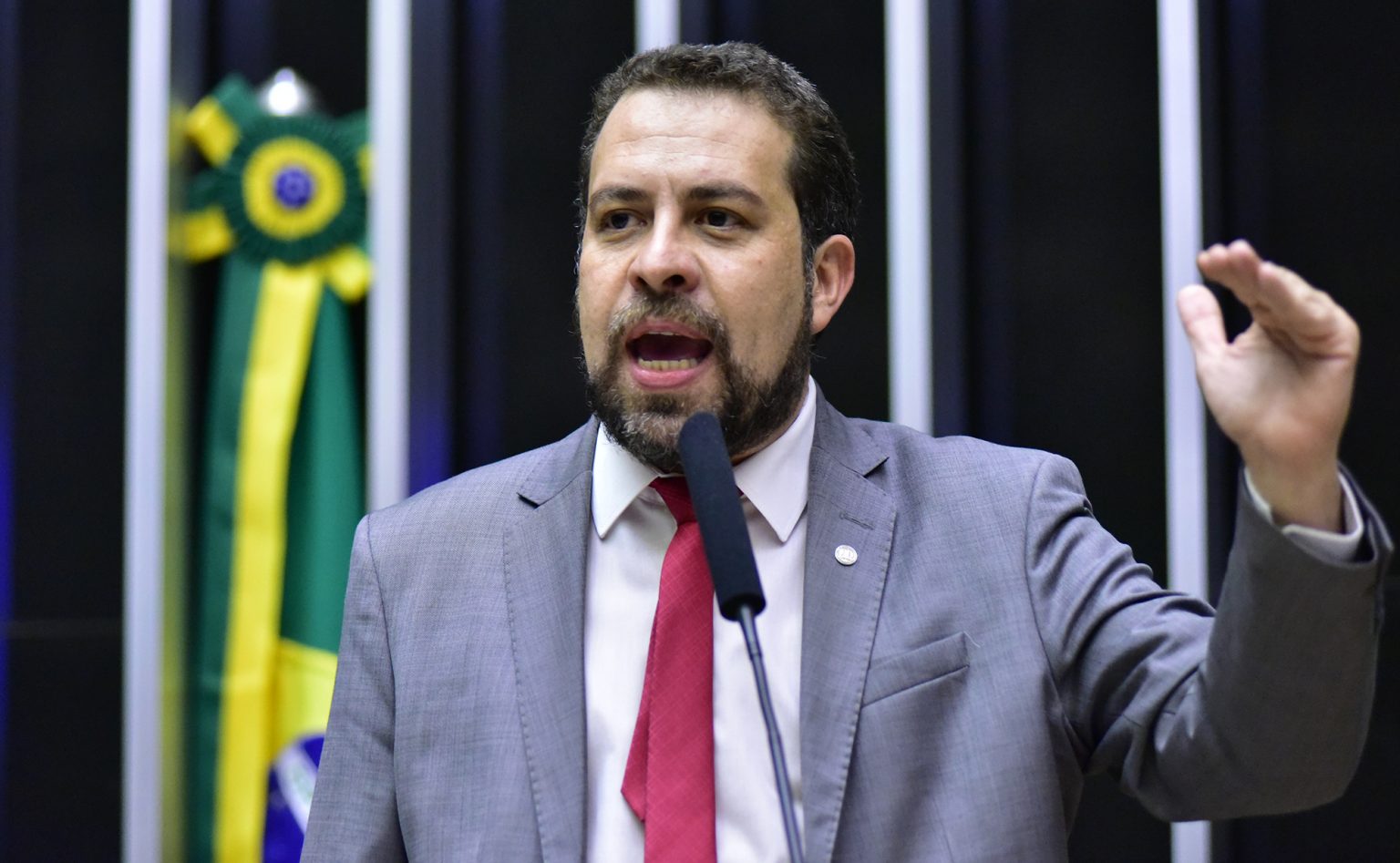 Boulos aciona PGR contra Tarcísio por suposta ajuda à fuga de Bolsonaro