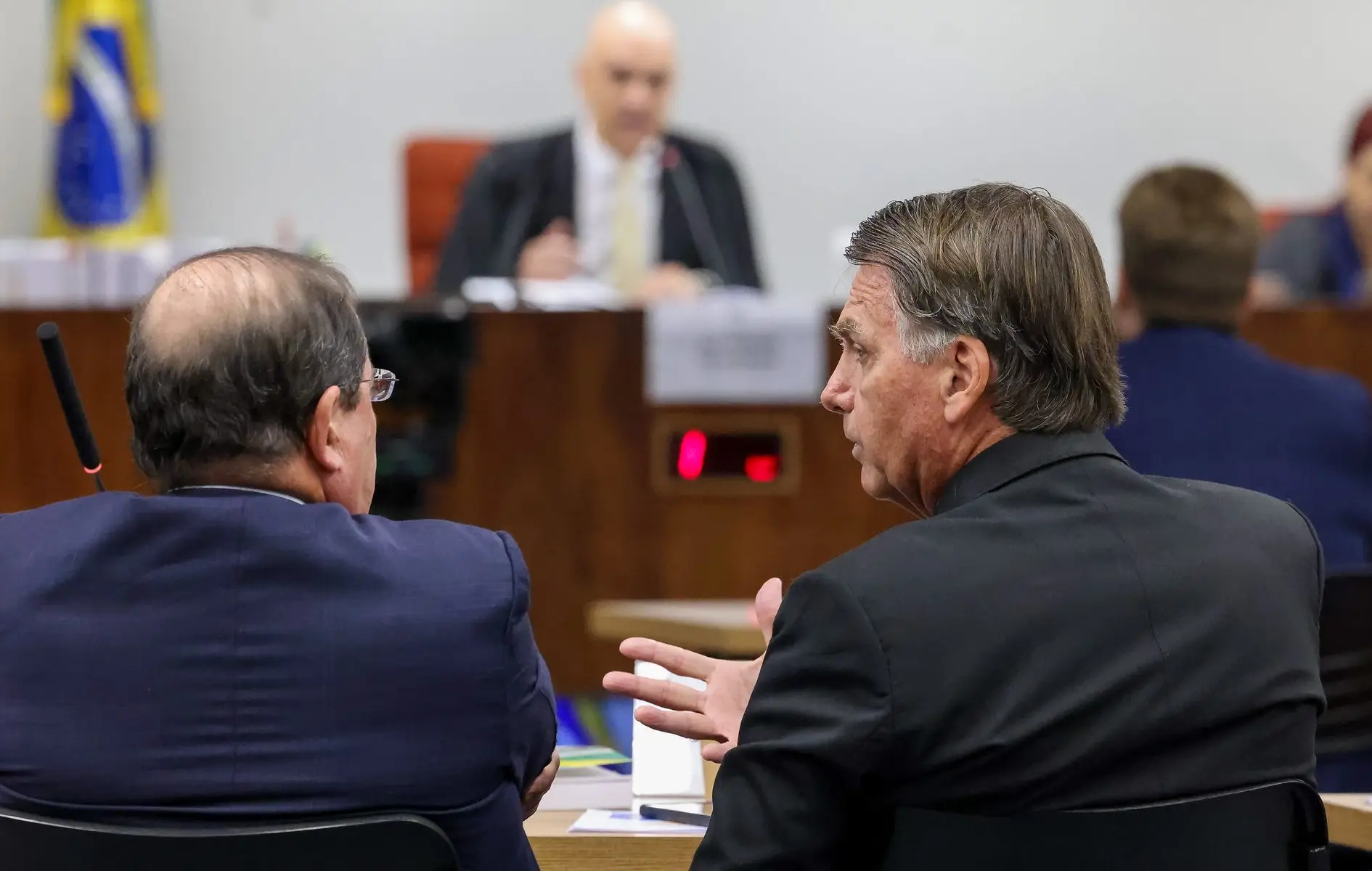 Moraes diz que Bolsonaro pode ser preso se entrevistas forem publicadas