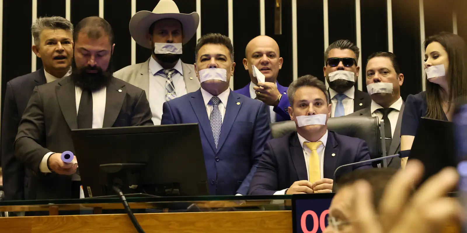 Oposição Radicaliza e Ocupa Congresso por Anistia a 8/1 e Impeachment de Moraes