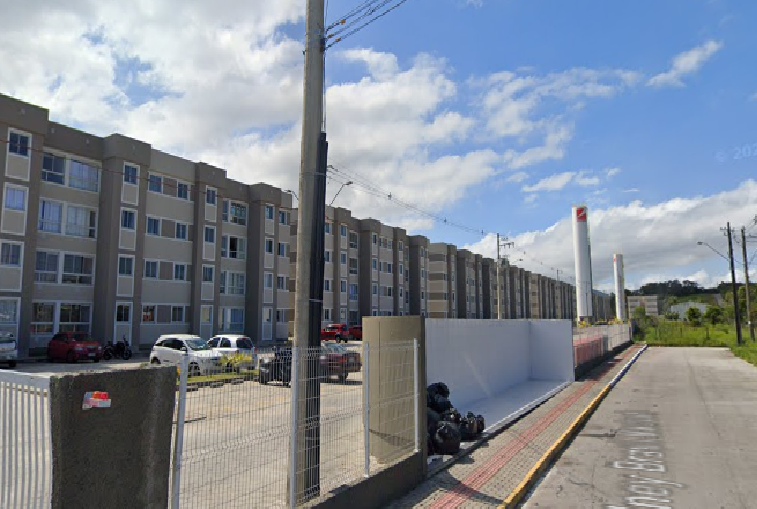 Desespero em São José: Mulher pula do 3º andar após ficar trancada em apartamento