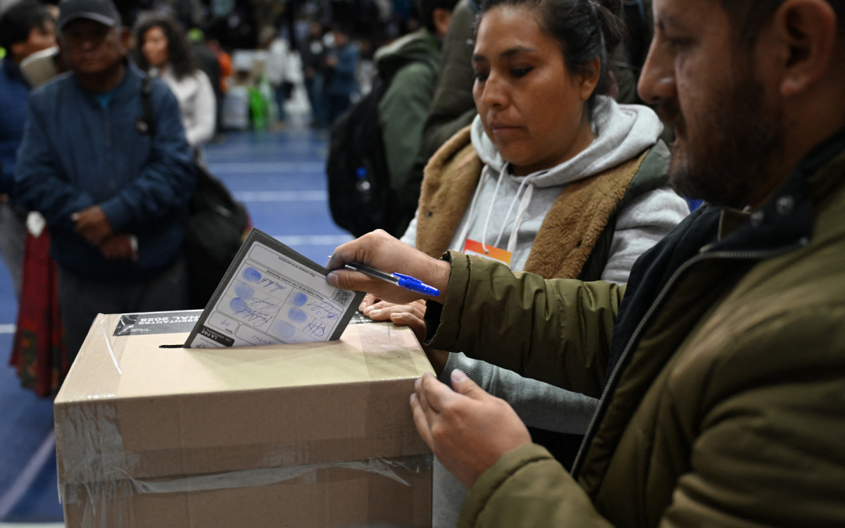 Bolívia Decide Seu Futuro: Eleições Presidenciais e Legislativas em Meio à Crise e Ascensão da Direita
