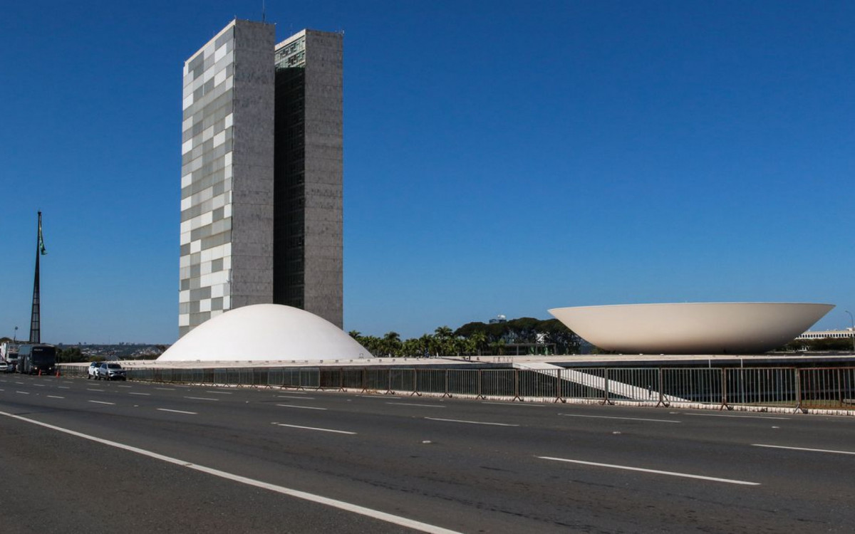 Pesquisa Atlas/Bloomberg: Desconfiança no Governo Federal Atinge 52%, Mas Confiança Mostra Recuperação