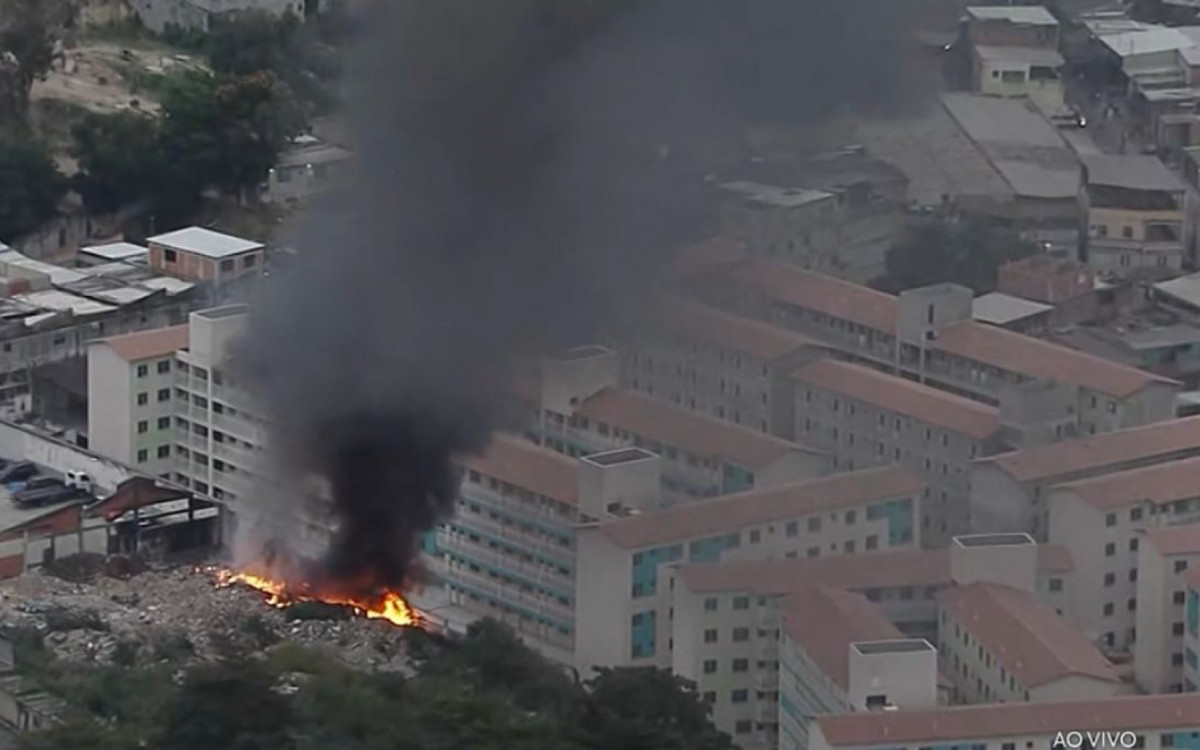 Fogo em Depósito Ilegal de Lixo Alastra Fumaça e Alerta Moradores em Inhaúma