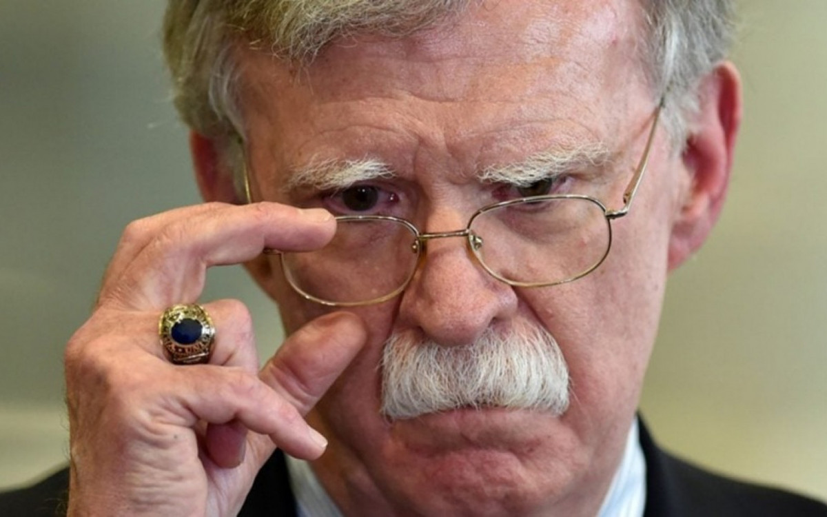 FBI Realiza Busca na Casa de John Bolton, Ex-Conselheiro de Trump e Crítico Fervoroso