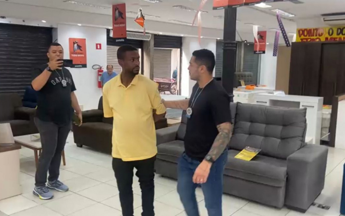 Golpe ‘Ferreiro’: Homem é preso ao se disfarçar de vendedor em loja para enganar clientes no Rio