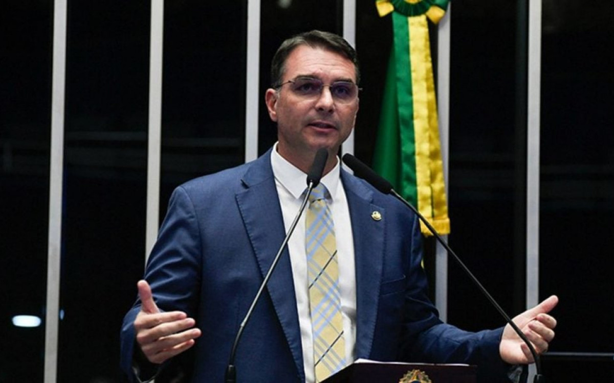 Anistia para 8 de Janeiro: Flávio Bolsonaro Alega Acordo para Pautar, mas Governo Nega