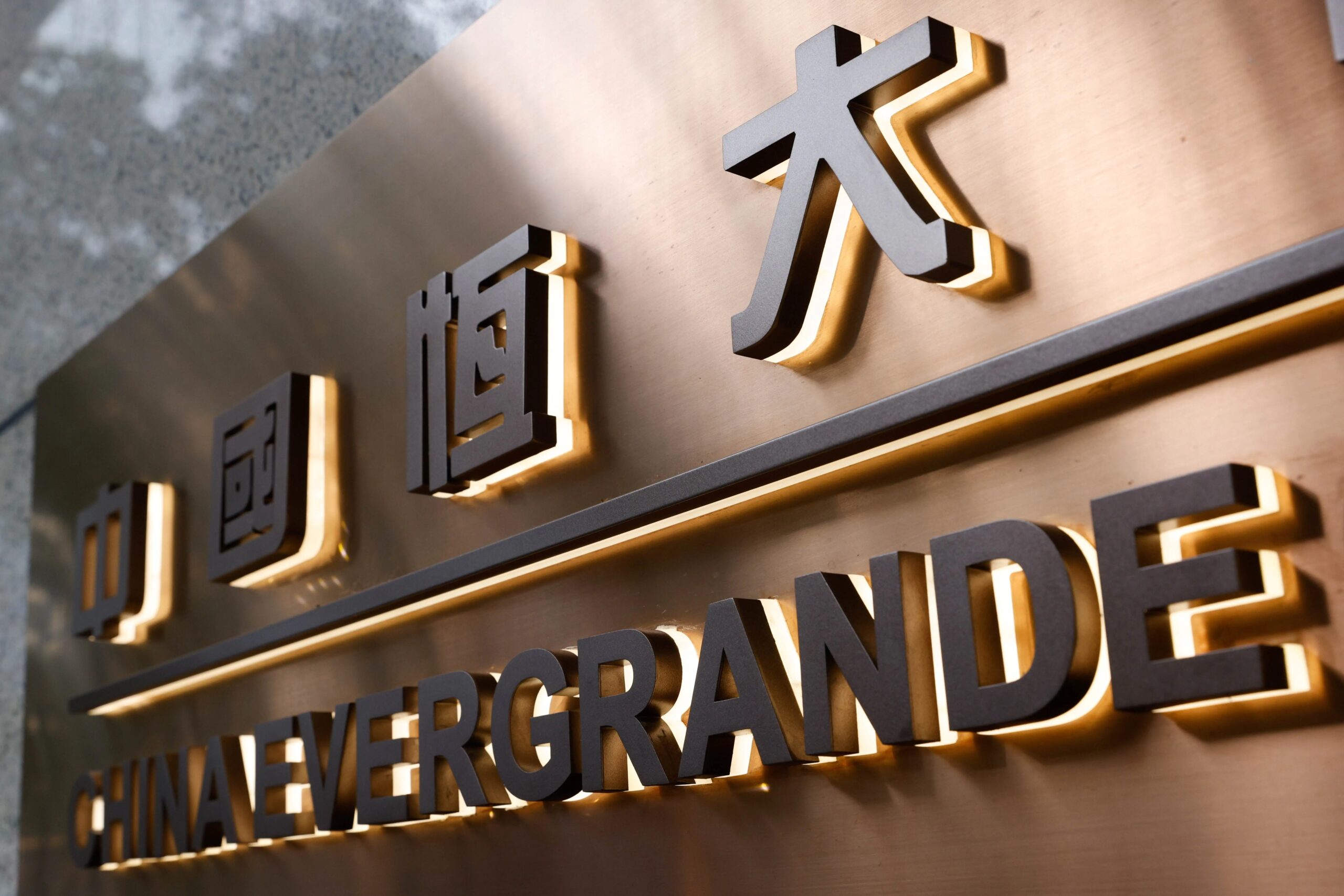 Gigante Imobiliária Chinesa Evergrande Será Excluída da Bolsa de Hong Kong em Meio a Crise de Dívida