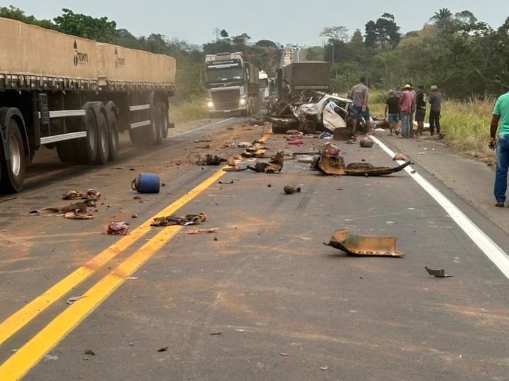 Tragédia na BR-364: Colisão entre carro e carreta ceifa quatro vidas, incluindo crianças, em Jaru