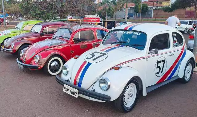 RetrocarMS Agita Campo Grande com Clássicos, Música e Ação Solidária na Praça do Papa