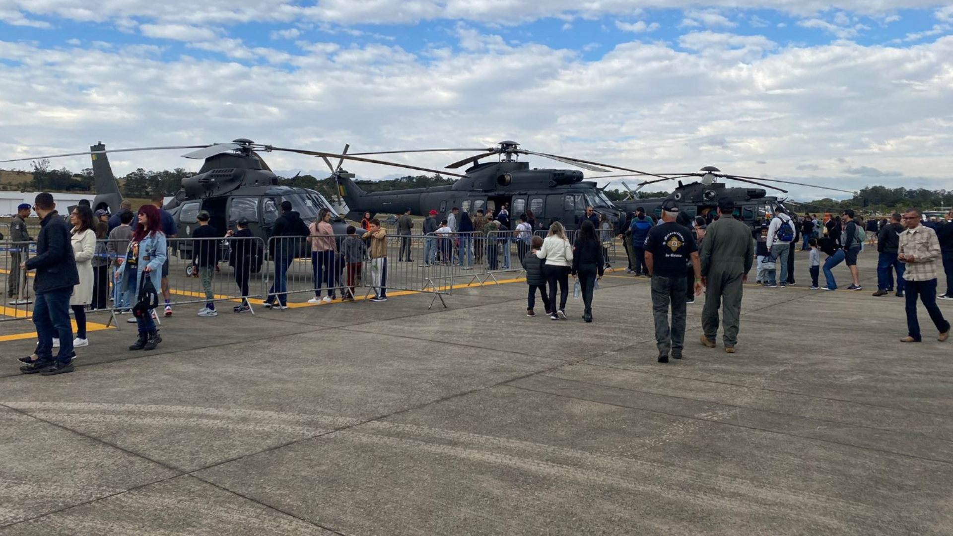 Multidão de 60 mil vibra com show aéreo do Exército em Taubaté