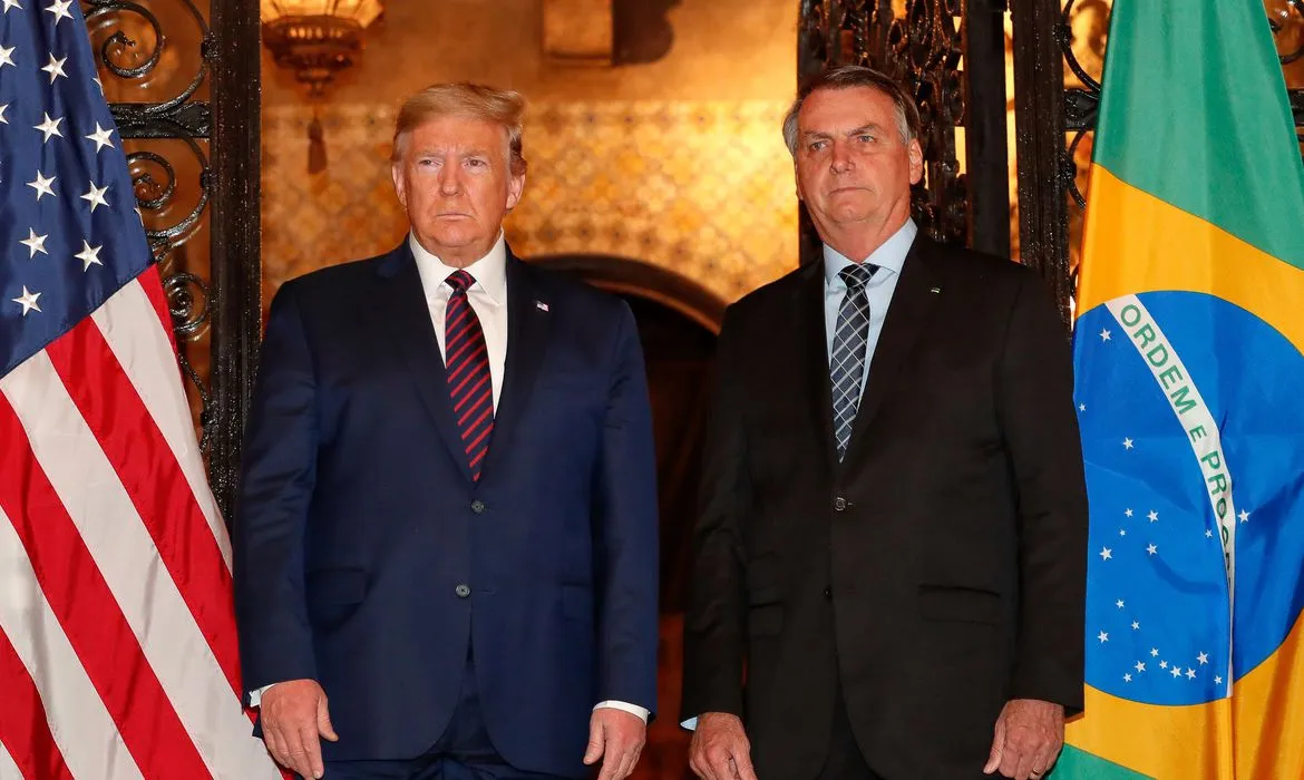 Trump Acusa Brasil de Perseguição Política a Bolsonaro e Critica Relações Comerciais