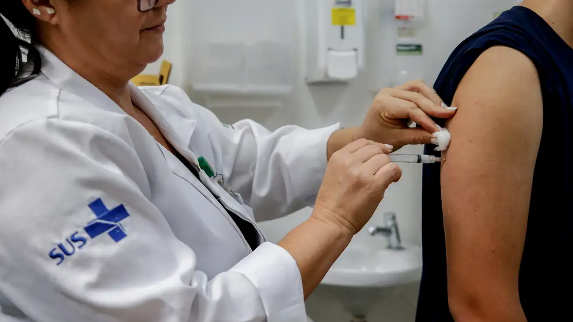 Rio de Janeiro amplia vacinação contra HPV para jovens de até 19 anos em grande campanha de imunização