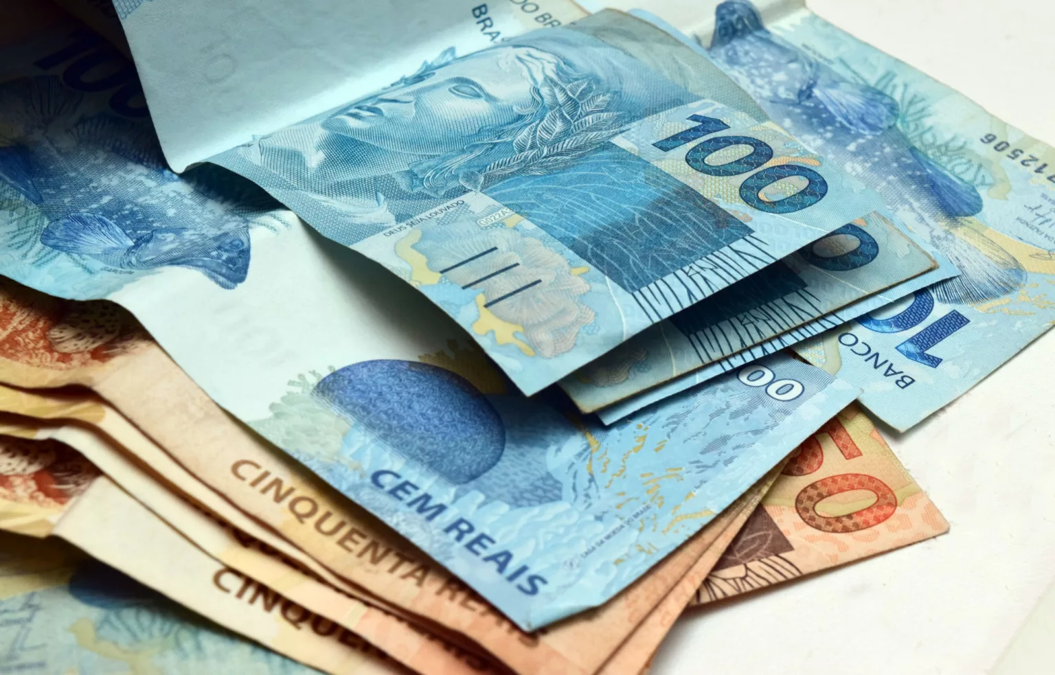 Normandia aperta o cinto: Câmara corta salários de comissionados, mas vereadores ficam de fora