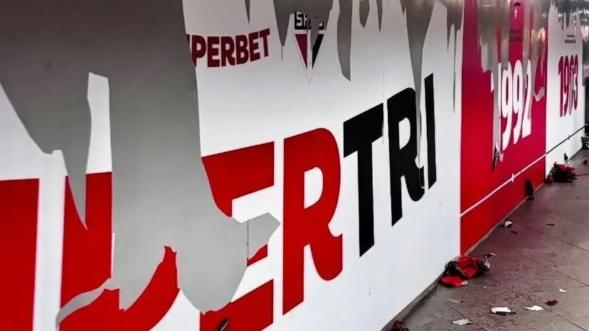 Ato de Vandalismo: Torcedores do Santos Deixam Rastro de Destruição em Estação do Metrô Após Jogo no Morumbis
