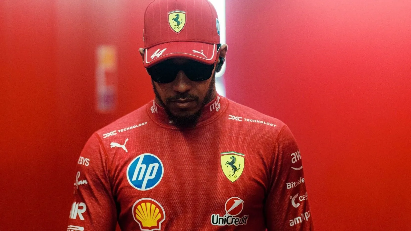 Hamilton Aprofunda Críticas à Ferrari: ‘Coisas Ruins Acontecendo Nos Bastidores’
