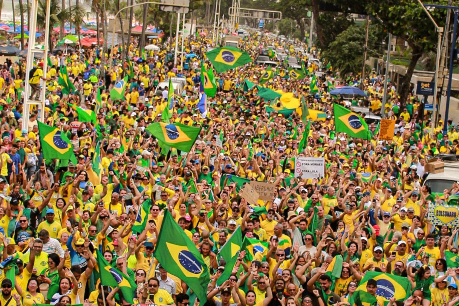 Manifestações Bolsonaristas Tomam Cidades Brasileiras e Aumentam Pressão por Anistia e Impeachment