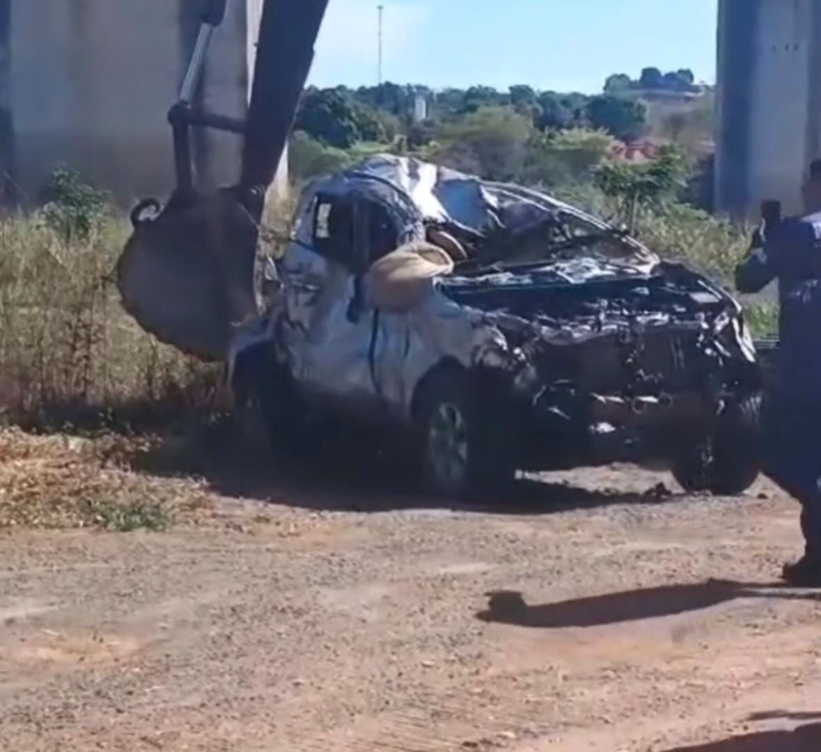 Oito meses após desabamento, caminhonete é resgatada do Rio Tocantins; Tragédia ceifou a vida de vereador e esposa
