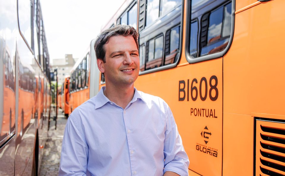 Eduardo Pimentel sanciona lei que garante ônibus sem aumento da tarifa em Curitiba