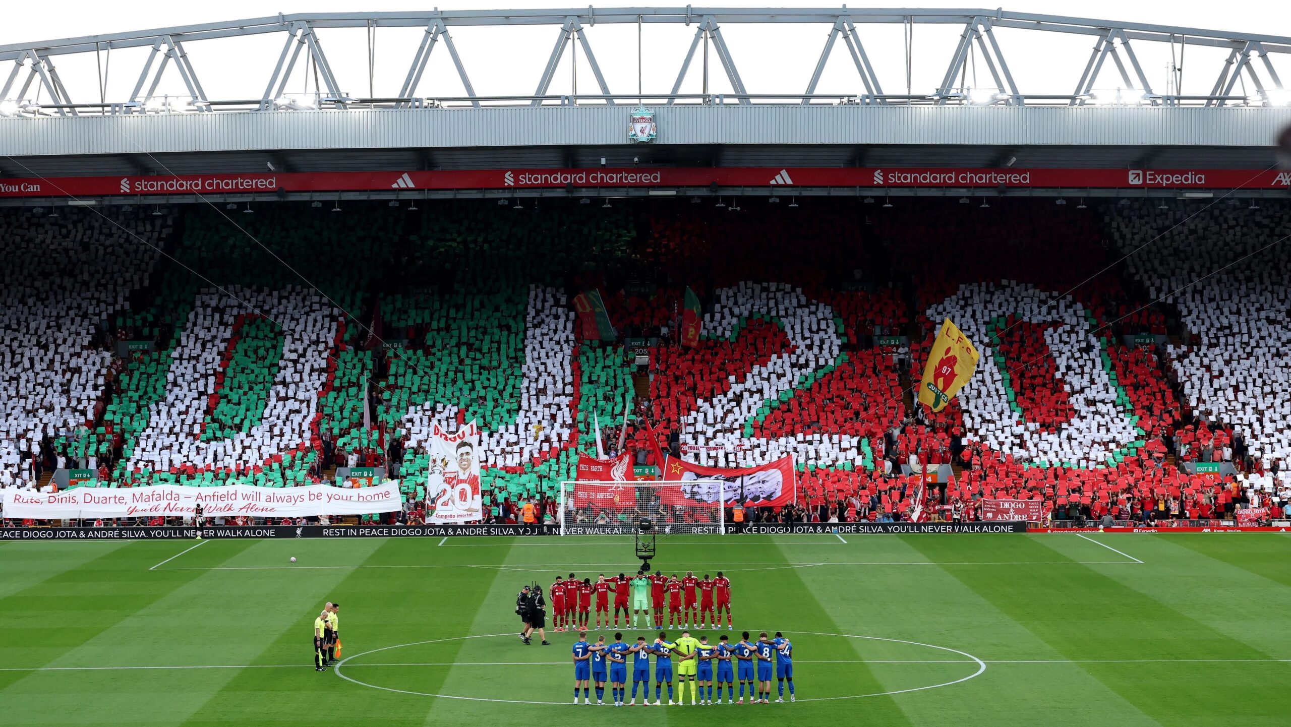 Liverpool presta emocionante tributo a Diogo Jota e André Silva em Anfield
