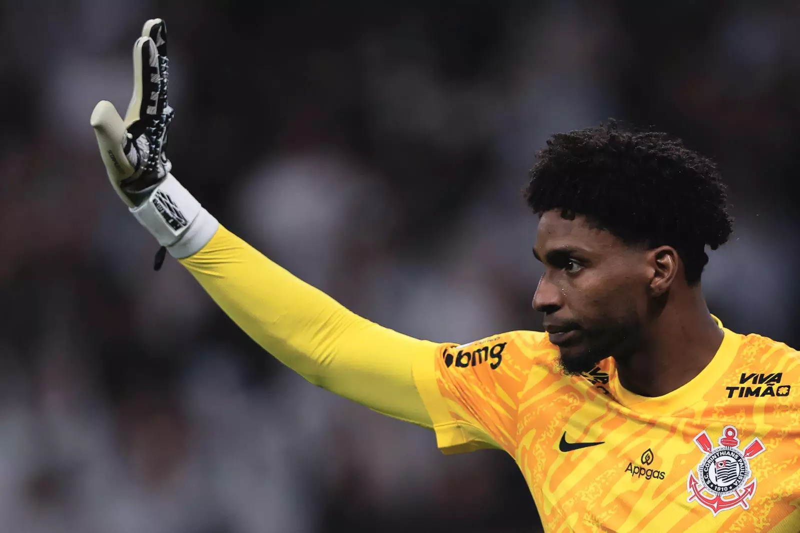 Invasão e Agressão Marcam Vitória do Corinthians: Goleiro Hugo Souza Atacado e Copos Lançados em Curitiba