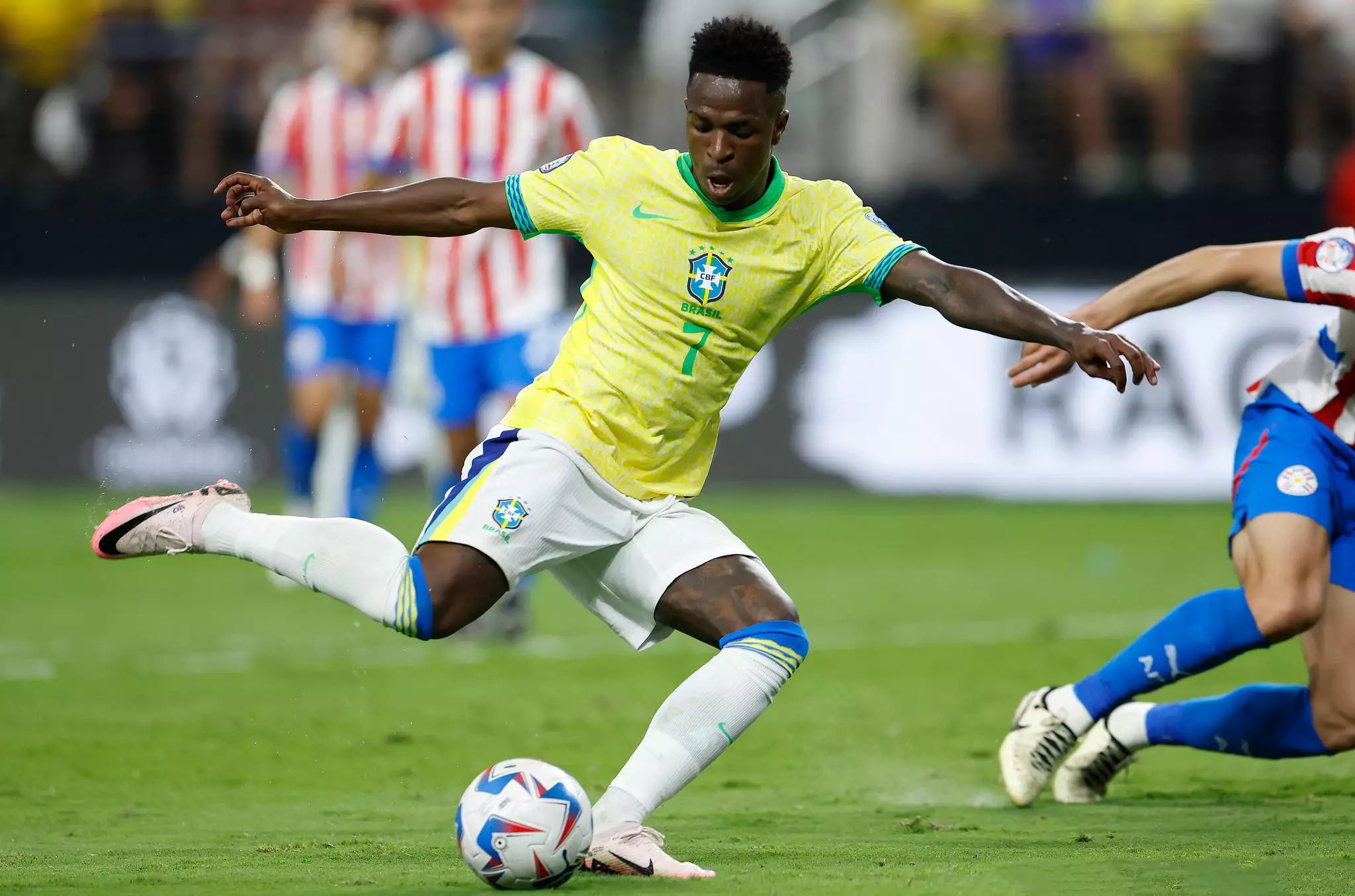 Brasil Brilha na Bola de Ouro: Vini Jr, Raphinha e mais sete nomes concorrem a prêmios