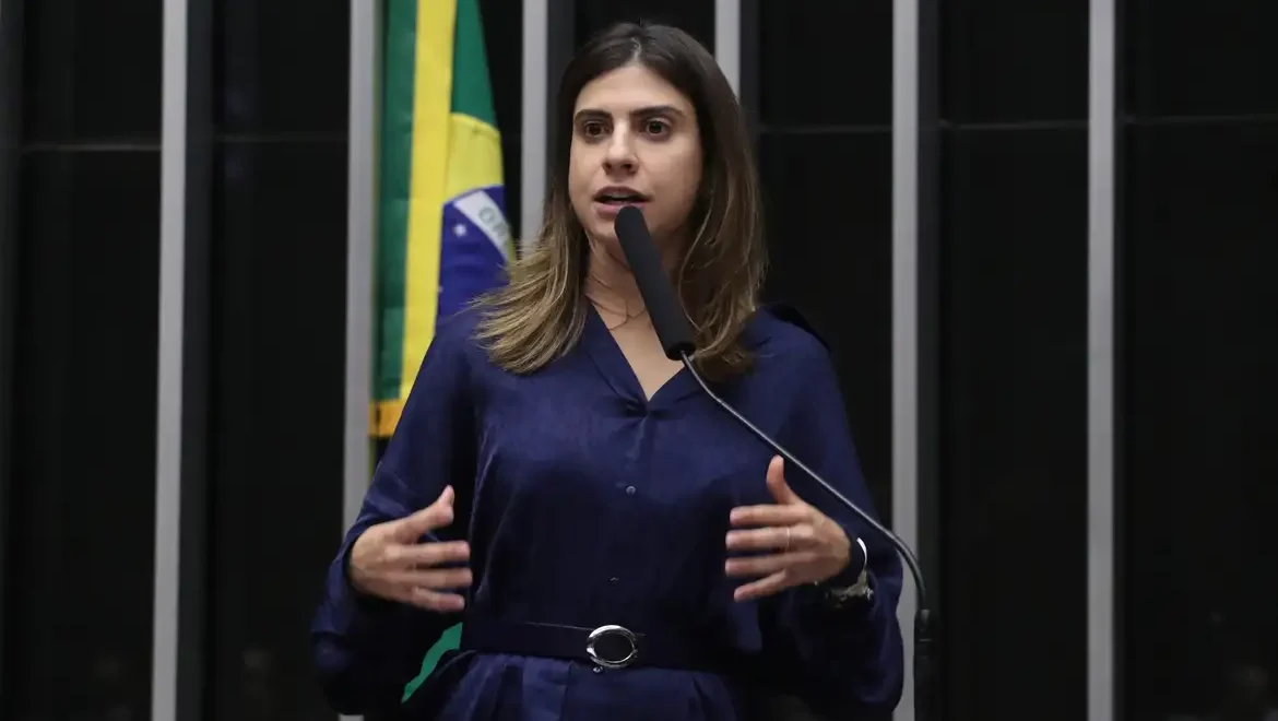 Deputada Camila Jara Escapa Inicialmente de Denúncias por Suposta Agressão a Nikolas Ferreira na Câmara